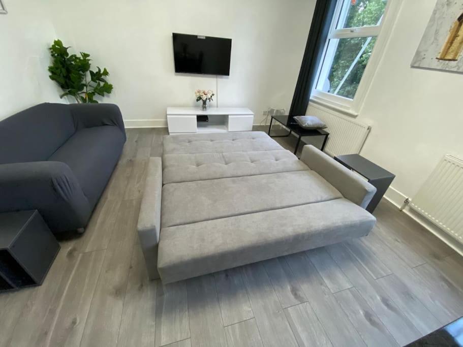 2 Bedroom Flat In Londen Buitenkant foto