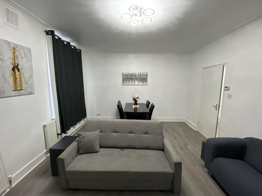 2 Bedroom Flat In Londen Buitenkant foto