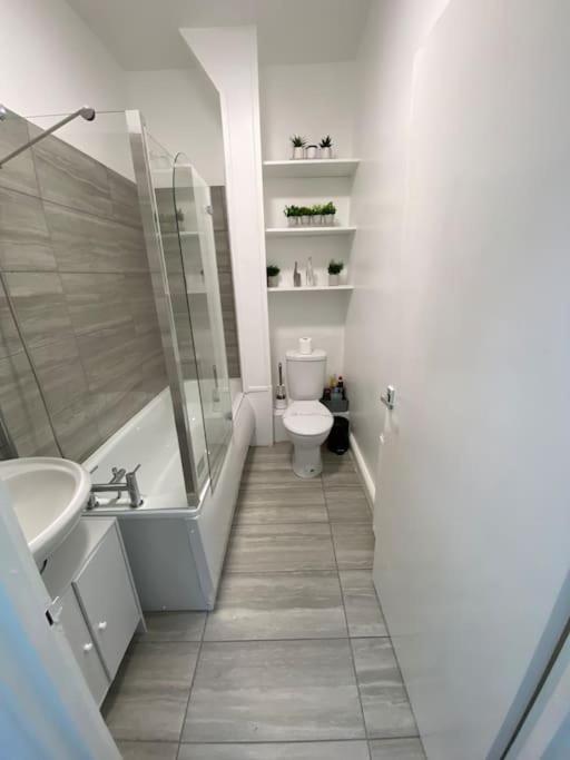 2 Bedroom Flat In Londen Buitenkant foto