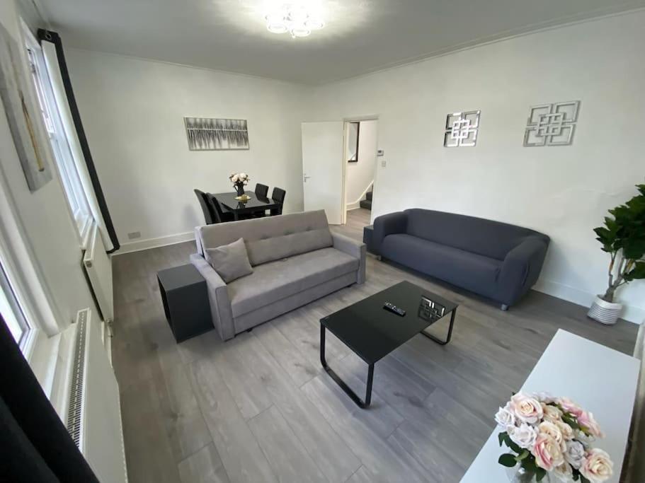 2 Bedroom Flat In Londen Buitenkant foto