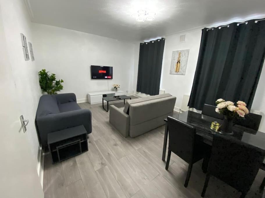 2 Bedroom Flat In Londen Buitenkant foto