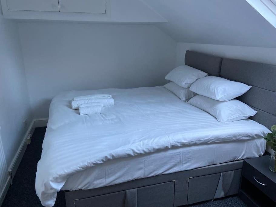 2 Bedroom Flat In Londen Buitenkant foto
