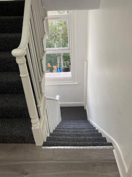 2 Bedroom Flat In Londen Buitenkant foto