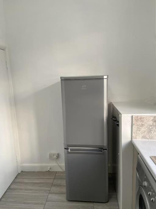 2 Bedroom Flat In Londen Buitenkant foto