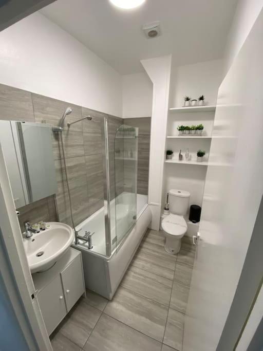2 Bedroom Flat In Londen Buitenkant foto