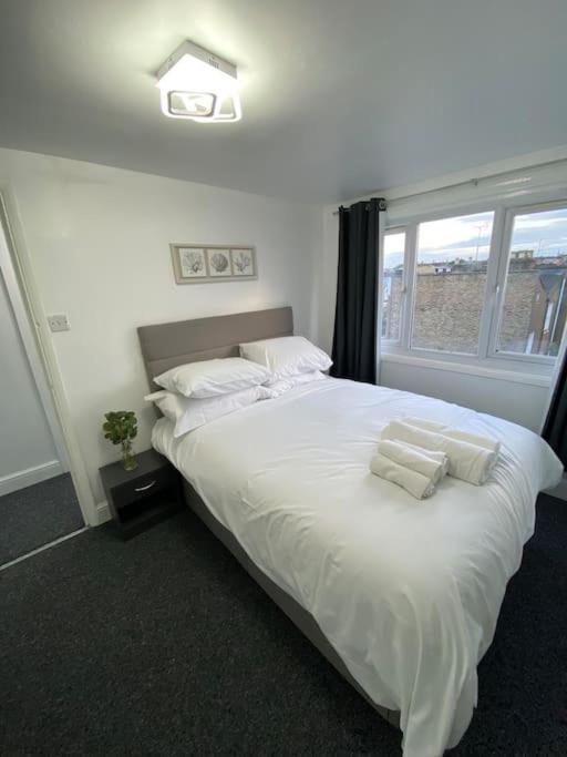 2 Bedroom Flat In Londen Buitenkant foto