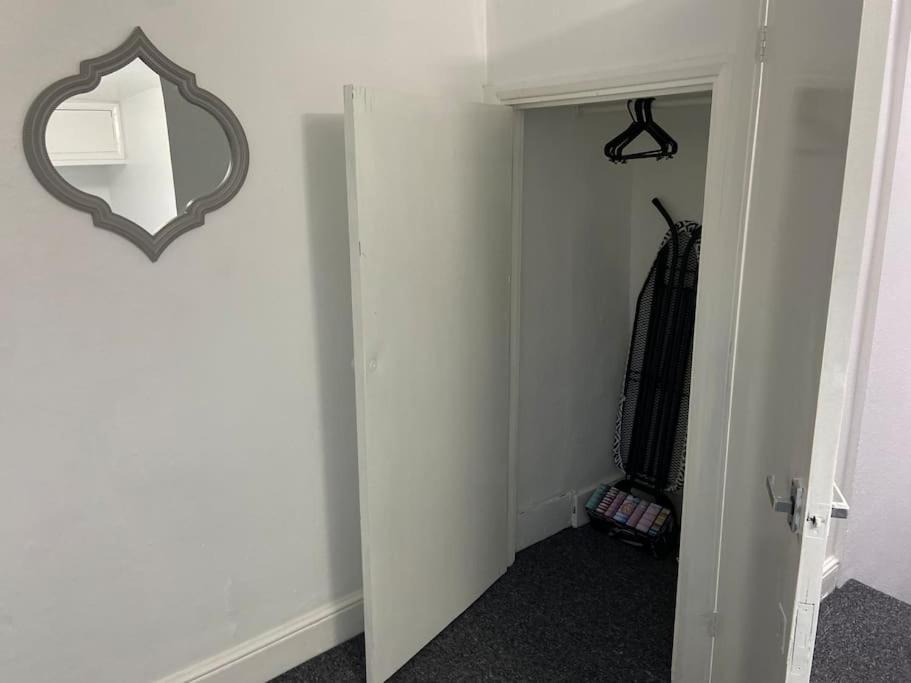 2 Bedroom Flat In Londen Buitenkant foto