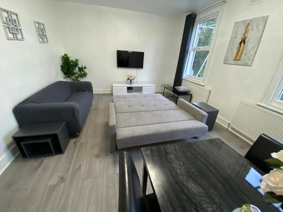 2 Bedroom Flat In Londen Buitenkant foto
