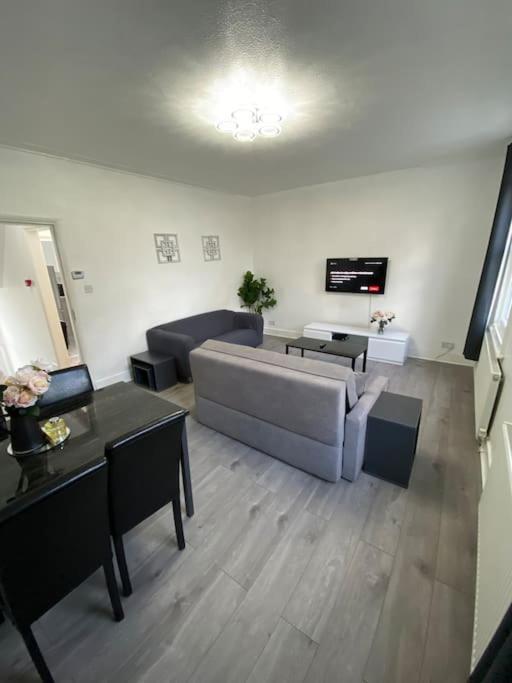 2 Bedroom Flat In Londen Buitenkant foto