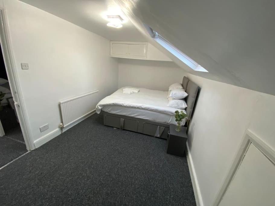 2 Bedroom Flat In Londen Buitenkant foto