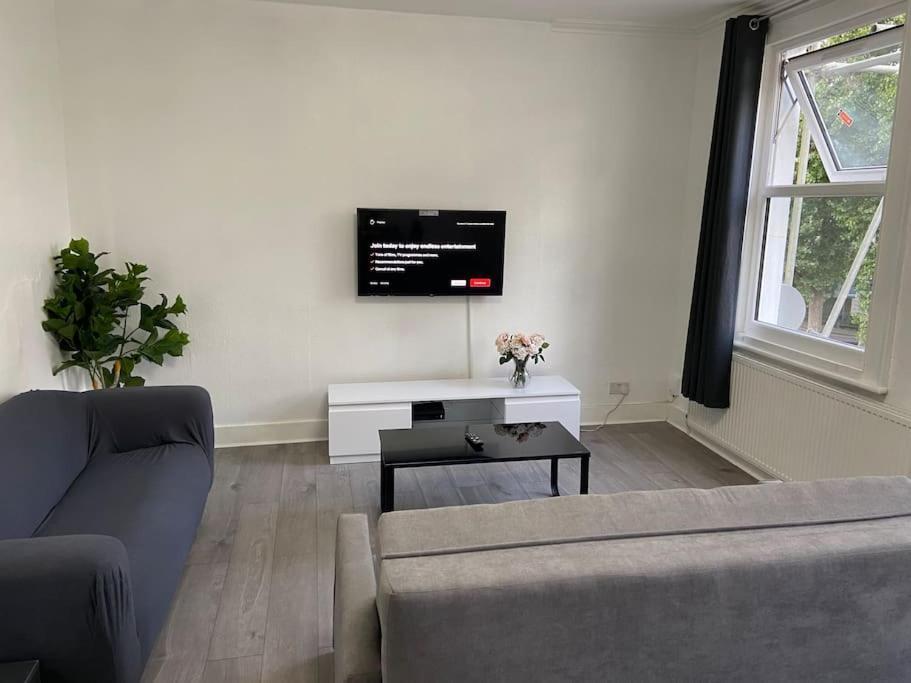 2 Bedroom Flat In Londen Buitenkant foto