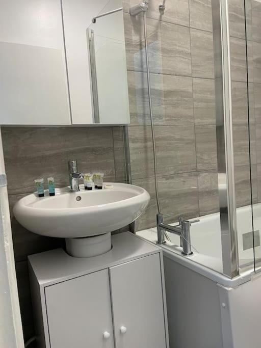 2 Bedroom Flat In Londen Buitenkant foto