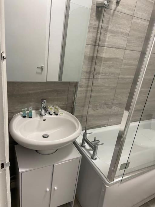 2 Bedroom Flat In Londen Buitenkant foto