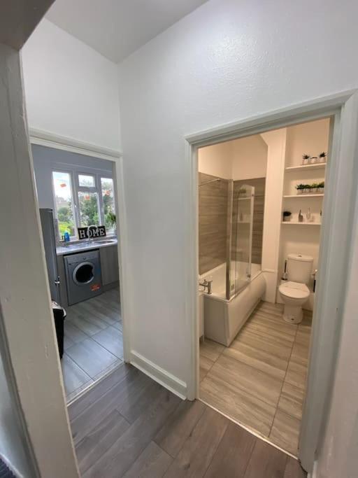 2 Bedroom Flat In Londen Buitenkant foto