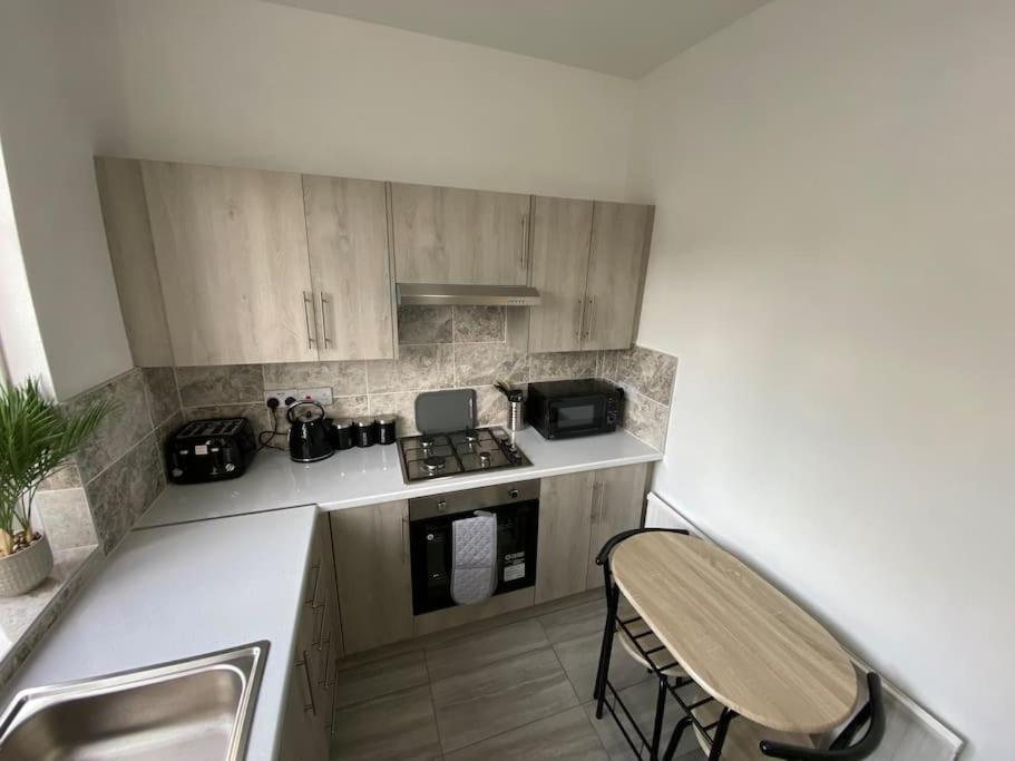 2 Bedroom Flat In Londen Buitenkant foto