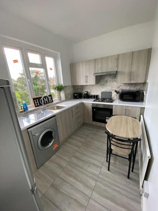 2 Bedroom Flat In Londen Buitenkant foto