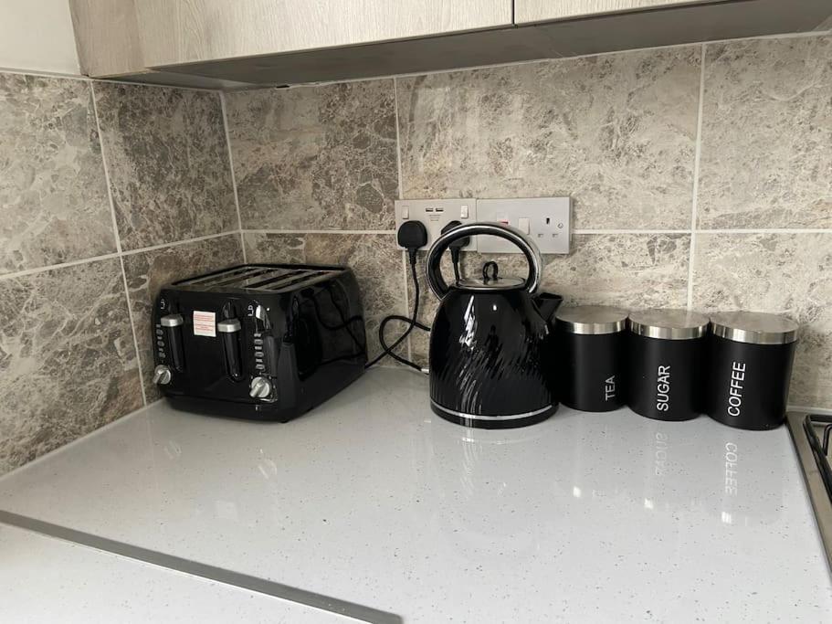 2 Bedroom Flat In Londen Buitenkant foto