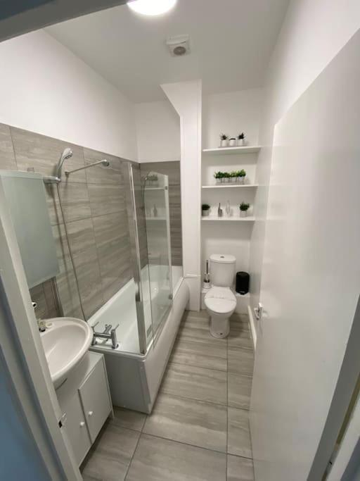 2 Bedroom Flat In Londen Buitenkant foto